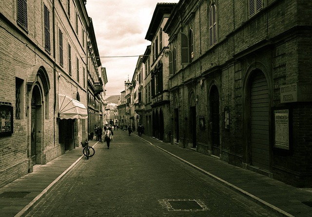 shopping-center-paving-640x480-55779531.jpeg